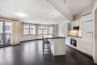 Ruim 2-slaapkamer appartement op een zeer gunstige locatie in nabijheid van winkels, scholen en openbaar vervoer. Bij het binnenkomen vinden we...