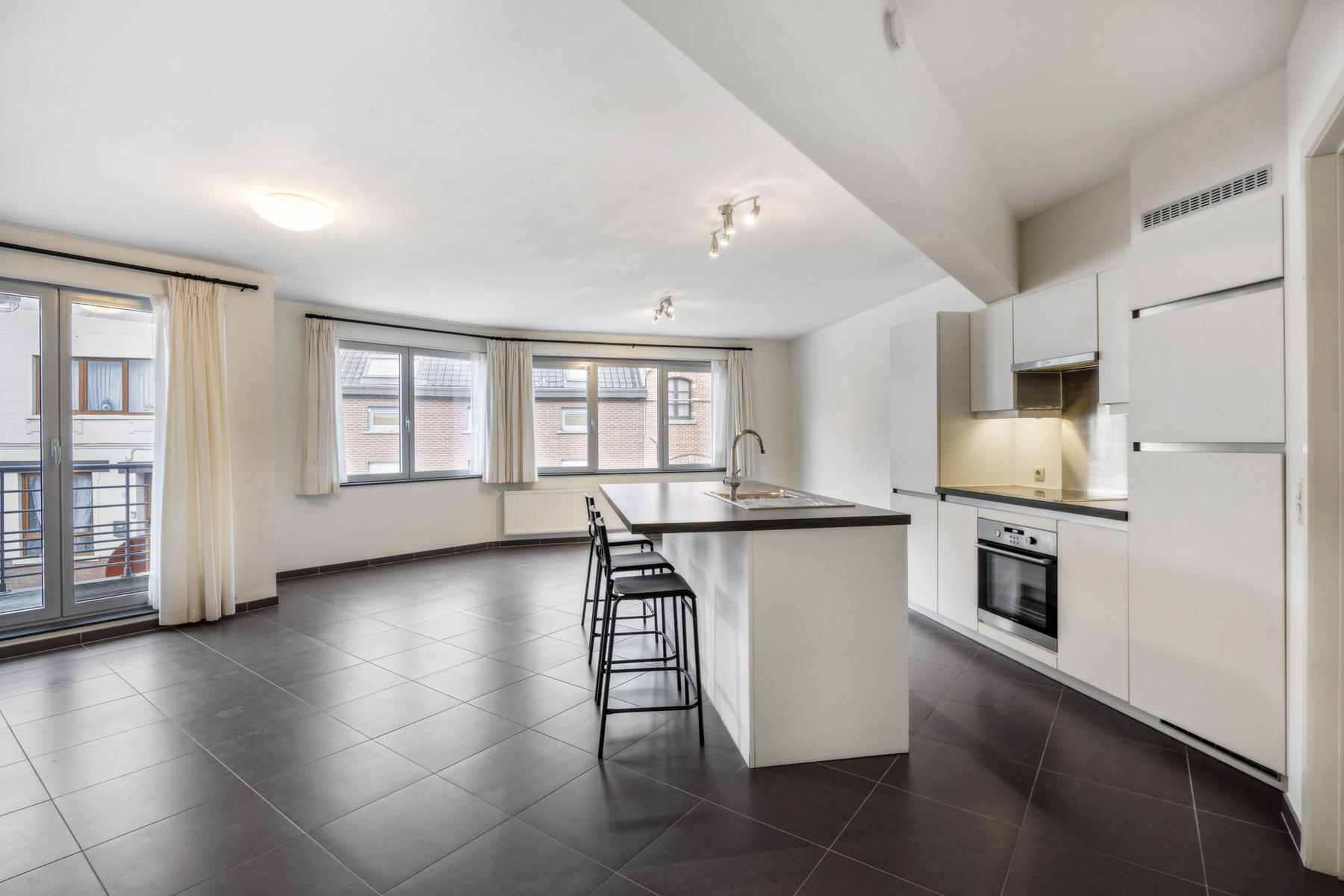 Instapklaar appartement met 2 kamers, staanplaats en terras - foto 2