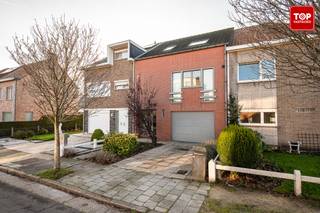 Deze charmante bel-etagewoning is gelegen in een rustige straat te Wondelgem. Op deze ligging vindt u in de nabijheid winkels, scholen en buurtvoorzieningen, Alsook is er een goede bereikbaarheid richting Gent-centrum en de R4. Daarnaast zijn er in de omgeving ook groene zones en pleintjes terug te vinden, wat de woning aantrekkelijk maakt voor gezinnen met kinderen.<br /><br />De woning telt 3 slaapkamers, een badkamer en maar liefst 3 toiletten. Op het gelijkvloers bevinden zich de inkomhal en een ruime garage met plaats voor een wagen en fietsen. Daarnaast is er als extra troef niet alleen een jacuzzi aanwezig, maar ook een sauna! <br /><br />Op de eerste verdieping bevindt zich een lichtrijke leefruimte met salon en eetplaats die ook directe toegang geeft tot het terras. Aansluitend op de leefruimte is de open keuken. De tweede verdieping omvat drie ruime slaapkamers en een badkamer met douche, bad, wastafel en toilet.<br /><br />Buiten beschikt de woning over een tuin met een terras en een tuinhuis voor extra opbergruimte.<br /><br /><br />Vrij bij akte!<br /><br />Contacteer Top Vastgoed voor meer info of een bezoek in te plannen op 0475 700 700!