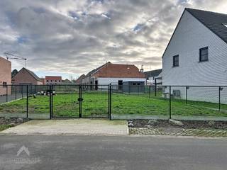 <p>Bouwrijp perceel bouwgrond, gelegen in een rustige en landelijke omgeving, nabij diverse faciliteiten.<br />Het perceel is geschikt voor een open bebouwing en heeft een perceelbreedte van 16 meter.<br />Dankzij de zuidgerichte oriëntatie geniet u de hele dag van optimale zoninval.</p>
<p>Een ideale opportuniteit voor wie rustig wil wonen met een vlotte bereikbaarheid.<br />Er is eveneens een gelijkaardig achterliggend perceel bouwgrond van 531 m² beschikbaar.</p>
<p>Dit perceel bouwgrond is te koop <strong>ZONDER makelaar</strong> via het concept van <strong>Smart Houses</strong>.<br />Wenst u verdere inlichtingen? Contacteer rechtstreeks de eigenaar via <strong>0497/87.86.67</strong>.</p>