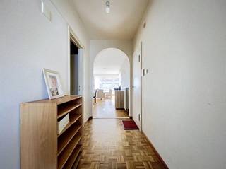 <p><span>APPARTEMENT MET LIFT EN TERRAS IN CENTRUM BRASSCHAAT </span></p><p><span> </span></p><p><span>Dit appartement bevindt zich op de eerste verdieping van een verzorgd gebouw met lift, midden in het hartje van Brasschaat. </span></p><p><span> </span></p><p><span>Het bestaat uit een ruime inkomhal met vestiairekast, een woonkamer met parketvloer en een open keuken uitgerust met een 4-pits Smeg kookvuur, oven, koelkast met vriesvak en vaatwasser. </span></p><p><span>Daarnaast is er een aparte berging met aansluiting voor een wasmachine. </span></p><p><span> </span></p><p><span>Verder beschikt het appartement over twee ruime slaapkamers met parketvloer en natuurlijk licht, ideaal voor bewoners die extra werkruimte nodig hebben.</span></p><p><span>De badkamer heeft een ligbad, douchevoorziening, dubbele lavabo en toilet.</span></p><p><span> </span></p><p><span>Achteraan bevindt zich een groot terras.</span></p><p><span> </span></p><p><span>Winkels, banken en openbaar vervoer liggen vlakbij en ook de oprit van de autosnelweg bereikt u in enkele minuten. </span></p><p><span> </span></p><p><span>Vaste kosten: 80€ per maand</span></p><p><span> </span></p>
