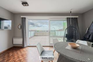Deze verzorgde studio met slaaphoek is gelegen in de Cyriel de Grootelaan 38 in Middelkerke en beschikt over een bijzonder ruim zongericht terras van maar liefst 26 m². Een ideale plek om volop te genieten van de buitenlucht en de zon.<br /><br />De studio werd enkele jaren geleden vernieuwd en is voorzien van nieuwe ramen. De leefruimte is praktisch ingericht en biedt voldoende plaats voor een gezellige zithoek en eetruimte. De aparte slaaphoek zorgt voor een duidelijke afscheiding van het slaapgedeelte.<br /><br />De studio beschikt over een gunstig EPC-label C en de elektrische installatie is conform.<br /><br />De studio wordt gemeubeld verkocht, waardoor u deze meteen kunt gebruiken als tweede verblijf of investering aan de kust.<br /><br />Het ruime terras vormt zonder twijfel een van de grootste troeven van deze eigendom. Dankzij de zongerichte ligging beschikt u over een aangename buitenruimte die perfect is om te ontspannen, te ontbijten of gezellig samen te zitten.<br /><br />Voor meer informatie of een bezoek kunt u contact opnemen met Inti via inti@immofrancois.be of 0499 74 89 74.<br /><br />