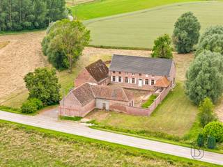<p>Prachtig gelegen karaktervolle vierkantshoeve met prachtige verzichten, op een perceel van maar liefst 2,45 hectare.</p><p>Op slechts 2 minuten van Ronse bevindt zich deze authentieke vierkantshoeve met een uitzonderlijk potentieel. <br />Gelegen op een prachtig perceel van maar liefst 24.470 m², geniet u hier van absolute rust, privacy en adembenemende vergezichten over het omliggende landschap.</p><p>Deze eigendom vormt de ideale basis voor wie op zoek is naar ruimte, karakter en de mogelijkheid om een unieke woonomgeving te creëren. De hoeve kan verder afgewerkt worden volgens eigen smaak en wensen, waardoor u de vrijheid krijgt om uw droomproject volledig naar uw hand te zetten.</p><p>Daarnaast beschikt het geheel over een handige grote schuur waarvan de daken reeds vernieuwd werden, een belangrijke meerwaarde die meteen tal van mogelijkheden biedt.</p><p>Troeven van deze eigendom:<br />✔ Perceel van maar liefst 24.470 m²<br />✔ Authentieke vierkantshoeve met karakter<br />✔ Slechts 2 minuten van Ronse<br />✔ Rustige ligging met maximale privacy<br />✔ Prachtige vergezichten rondom<br />✔ Naar eigen smaak af te werken<br />✔ Grote schuur met vernieuwde daken<br />✔ Tal van mogelijkheden voor wonen, werken, opslag of hobby's</p><p>Een zeldzame opportuniteit voor liefhebbers van ruimte, natuur en authentieke charme. Laat u verrassen door de mogelijkheden die deze unieke eigendom te bieden heeft.</p>