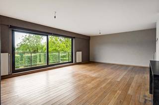 <strong>Ruim appartement met zonnig terras en garagebox op toplocatie in Wijnegem!</strong><br /><br />Op een uitstekende ligging langs de Turnhoutsebaan in Wijnegem bevindt zich dit verzorgde appartement in een residentiële en groene omgeving. U geniet hier van een vlotte bereikbaarheid dankzij de nabijheid van belangrijke invalswegen, openbaar vervoer, winkels, scholen en recreatiemogelijkheden. Bovendien bevinden het Wijnegem Shopping Center, diverse sportfaciliteiten en wandel- en fietsroutes zich op korte afstand.<br /><br />Het appartement is gelegen op de eerste verdieping van een verzorgd gebouw (2007) met lift.<br /><br />Via de inkomhal betreedt u de ruime leefruimte met warme parketvloer en directe toegang tot het terras. Het zonnige terras van circa 8 m² biedt een mooi uitzicht op het omliggende groen en vormt een ideale plek om in alle rust te genieten van het buitenleven.<br /><br />Aansluitend bevindt zich de open, volledig ingerichte keuken. Deze is uitgerust met een keramische kookplaat, dampkap, oven, vaatwasser, koelkast en vriezer. Verder beschikt het appartement over een praktische berging/technische ruimte met aansluitingen voor wasmachine en droogkast.<br /><br />De nachthal geeft toegang tot twee volwaardige slaapkamers (16 en 12 m²), beide afgewerkt met parketvloer. De badkamer is voorzien van een ligbad met douchemogelijkheid, een douche, een dubbele lavabo en een toilet. Daarnaast is er nog een afzonderlijk gastentoilet aanwezig.<br /><br />Bij het appartement hoort bovendien een ruime garagebox met automatische sectionaalpoort, wat zorgt voor extra comfort en opslagmogelijkheden. Deze is verplicht bij aan te kopen voor €30.000,00<br /><br />Pluspunten: <br />+ Conforme elektrische keuring<br />+ Dak net vernieuwd (conform 2050)<br />+ Recent gebouw (2007)<br />+ Lift aanwezig<br />+ Parking aanwezig <br />+ Fantastische ligging in een groene omgeving<br /><br />Interesse in dit instapklaar appartement? Contacteer ons via 03 337 50 70 of info@vbvastgoed.be voor een afspraak ter plaatse of meer info.
