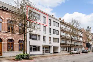 <strong>Instapklaar appartement met garage en gunstig EPC.</strong><br /><br />Op een rustige en vlot bereikbare locatie aan de rand van de stad Lier bevindt zich dit verzorgde en instapklare <strong>appartement op de 3de verdieping met </strong><strong>lift</strong>.<br /><br />Het appartement beschikt over een aangename en praktische indeling met een <strong>lichtrijke leefruimte, een volledig ingerichte keuken, een ingerichte badkamer, een apart toilet, twee slaapkamers en een overdekt terras </strong>waar het aangenaam vertoeven is.<br /><br />Daarnaast is er ook een <strong>garage</strong> inbegrepen en een <strong>kelderberging</strong>, wat zorgt voor extra comfort.<br /><br />De voorbije jaren werd er <strong>grondig geïnvesteerd in het gebouw</strong>, met onder meer een <strong>gevelrenovatie</strong> en een <strong>vernieuwd dak</strong>.<br />Mede dankzij deze ingrepen geniet het appartement van een <strong>gunstig EPC van 142 (label B)</strong>, wat resulteert in energiezuinig en toekomstgericht wonen.<br /><br />De ligging combineert <strong>rust</strong> met een <strong>vlotte verbinding</strong> naar het stadscentrum, winkels en belangrijke invalswegen.<br /><br />Ontdek het pand alvast via de <strong>interactieve grondplannen met foto’s</strong> op onze website:<br />👉 www.wijns.be (detailpagina van dit pand)<br /><br /><strong>Interesse?</strong><br />Neem gerust contact met ons op voor meer informatie of een bezoek ter plaatse.<br />📞 <strong>0473/33 33 33<br />✉️ philip@wijns.be</strong>
