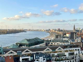 <p><span>Gemeubeld hoekappartement (12e verdieping) met 3 slaapkamers</span></p><p><span>Op een uitstekende ligging bevindt zich dit </span><span>volledig gemeubelde hoekappartement</span><span> op de 12e verdieping, met prachtig open zicht en veel lichtinval.</span></p><p><span>Het appartement beschikt over een ruime leefruimte die uitgeeft op een </span><span>noordgericht terras</span><span> aan de woonkamer ideaal om te genieten van het uitzicht. De ingerichte keuken sluit mooi aan op de leefruimte.</span></p><p><span>Verder zijn er </span><span>3 volwaardige slaapkamers</span><span> en een badkamer met </span><span>inloopdouche en wastafel</span><span>. Extra bergruimte vindt u in de </span><span>private kelderberging</span><span>.</span></p><p><span>Parkeren kan in de </span><span>publieke parkeergarage onder het park</span><span>, met inrit op slechts 50 meter van het gebouw.</span></p><p><span>Praktisch:</span></p><ul><li><span>Volledig gemeubeld</span></li><li><span>Minimumcontract: 1 jaar</span></li><li><span>Huurprijs: €1.600 + €180 maandelijkse lasten (water en verwarming inbegrepen)</span></li></ul><p><span>Interesse in dit lichtrijke appartement op hoogte?<br />Contacteer ons voor meer informatie of een bezoek.</span></p>