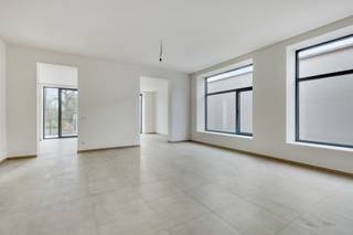 Energiezuinige nieuwbouwwoning met 3 slaapkamers in groene omgeving

Welkom in deze moderne, energiezuinige nieuwbouwwoning, gelegen in de rustige en groene omgeving van Spoorweglaan 53 te Herne. Deze prachtige woning combineert hedendaags wooncomfort met een duurzame en energie-neutrale bouwstijl.

Bij het betreden van de woning wordt u verwelkomd in een lichtrijke leefruimte met een open keuken, perfect voor gezellige momenten met familie en vrienden. De keuken is volledig uitgerust en biedt een stijlvol en functioneel ontwerp. Aansluitend vindt u een praktische berging, ideaal voor extra opslagruimte.

Op de bovenverdieping bevinden zich drie ruime slaapkamers en een moderne badkamer, voorzien van alle comfort. Dankzij de energiezuinige technieken geniet u van een lage energiekost en een aangenaam binnenklimaat, het hele jaar door.

Buiten biedt de woning een mooie tuin waar u in alle rust kunt ontspannen. Daarnaast beschikt u over twee private parkeerplaatsen en een ruime berging, wat zorgt voor extra gemak.

Deze woning is ideaal voor wie op zoek is naar een duurzame, moderne thuis in een groene en goed bereikbare omgeving.

Interesse? Contacteer ons voor meer informatie of een bezoek! Michael@immoaccenta.be