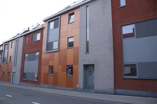 Op zoek naar een ruim en energiezuinig gelijkvloers appartement (143m²) met 2 slaapkamers? Dan is dit zeker een kijkje waard! U kan dan een bezoek inplannen via www.immojanstas.be/verhuur<br /><br />Qua ligging situeert het appartement zich op een rustige en groene locatie nabij de Abdij van het Park, en dit met een vlotte verbinding naar de ring rond Leuven én de op- en afritten van de E314 en de E40. Diverse winkels, sportfaciliteiten en het Leuvense stadscentrum zijn vlot bereikbaar.<br /><br />Dit prachtige appartement met vloerverwarming beschikt over een inkomhal met een apart toilet, een lichtrijke leefruimte (54m²) met zit- en eetgedeelte, en een hoogwaardige, volledig uitgeruste open keuken. Aansluitend aan de leefruimte bevindt zich een zuidgericht terras van 30 m², vanwaar u geniet van een weids uitzicht op de omliggende parktuin van 70 are. Die tuin staat vrij ter beschikking van de bewoners: ideaal om te wandelen, te ontspannen of een balletje te slaan op de tennisbaan.<br />Verder biedt het appartement een praktische berging, twee slaapkamers, en een badkamer met inloopdouche, wastafelmeubel en toilet. Daarnaast heb je de beschikking over een dubbele garagebox met automatische poort, met plaats voor twee wagens.<br /><br />Verlichting en vliegenramen zijn voorzien in het volledige appartement! <br />Het appartement heeft een uitstekende EPC-score (A-label), wat resulteert in een comfortabel en energiezuinig woonklimaat.<br /><br />Het appartement is beschikbaar vanaf 01/08/2026 voor langdurige verhuur als hoofdverblijfplaats. De huurprijs bedraagt €1300 + €150 gemeenschappelijke kosten (voor onderhoud van de tuin, lift, gemeenschappelijke delen en verbruik van gemeenschappelijke delen). Nutsvoorzieningen zijn apart te voorzien.<br /><br />Is dit appartement een match? U kan dan een bezoek inplannen via 'Bezoekmoment kiezen'. Indien u de knop 'Bezoekmoment kiezen' niet kan terugvinden, betekent dit dat er momenteel geen bezoekmoment meer wordt georganiseerd. Wij zijn ook bereikbaar via het nummer 016 23 90 81, elke weekdag tussen 10u en 13u.<br /> 