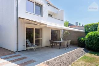 Op een mooi perceel van 700 m² bevindt zich deze uitzonderlijk ruime en instapklare gezinswoning met een bewoonbare oppervlakte van maar liefst 226 m².<br /><br />Bij het betreden van de woning komt u in een ruime inkomhal die toegang geeft tot de lichtrijke leefruimte. De recent vernieuwde keuken is volledig uitgerust en vormt samen met de gezellige woon- en eetkamer het hart van de woning.<br /><br />Op het gelijkvloers bevinden zich bovendien een gastentoilet en een praktische wasplaats met ingemaakte kasten.<br /><br />Verder beschikt de woning over maar liefst vijf volwaardige slaapkamers, waardoor er tal van mogelijkheden zijn voor thuiswerk, hobbyruimte, speelkamer of fitness.<br />Op de eerste verdieping vinden we 3 ruime slaapkamers terug, waarvan één voorzien van ingebouwde kasten en terras. Deze verdieping biedt ook een bureauruimte en badkamer.<br />De stijlvolle badkamer werd recent vernieuwd en is voorzien van een inloopdouche, toilet en wastafel met dubbele lavabo.<br /><br />Via de trap in de nachthal is ook de tweede verdieping bereikbaar waar nog 2 slaapkamers (22,5m² en 30m²) terug te vinden zijn. Beide genieten van extra bergruimte.<br /><br />Ook is de woning voorzien van een ruime, droge kelder.<br /><br />Achteraan geniet u van een mooi aangelegde, zonnige tuin waar u in alle privacy kunt ontspannen. De tuin grenst aan een groene omgeving met uitzicht op achterliggende landbouwgrond.<br /><br />Een extra troef is de rustige zandweg achter het perceel, die een veilige en autoluwe verbinding vormt naar het dorpscentrum. Kinderen fietsen hierdoor vlot en veilig naar school, terwijl ook winkels, horeca en andere voorzieningen gemakkelijk bereikbaar zijn. Ook het op- en afrittencomplex E313 is vlot bereikbaar waardoor u in een mum van tijd richting Antwerpen, Hasselt of Luik rijdt. Zo combineert u een rustige woonomgeving met een uitstekende verbinding voor woon-werkverkeer.<br /><br />Verder is deze woning voorzien van een carport en een ruime garage met werkplaats (50 m²). Deze ruimte is perfect geschikt voor zelfstandigen, doe-het-zelvers, verzamelaars of wie extra opslagruimte wenst.<br /><br /><strong>Troeven </strong>
<ul>
	<li><span>5 slaapkamers </span></li>
	<li><span>Energiezuinig met EPC-label B oa. door </span>hoogrendementsbeglazing en 18 zonnepanelen met groenestroomcertificaten tot 2032<span> </span></li>
	<li><span>Grote garage met werkplaats (ca. 50 m²) </span></li>
	<li><span>Zonnige en onderhoudsvriendelijke tuin </span></li>
	<li><span>Rustige zandweg achter het perceel met veilige fietsverbinding naar het centrum </span></li>
</ul>
<br /><strong>Interesse? </strong>Neem snel contact met ons op voor meer informatie of een bezoek ter plaatse: info@sublimmo.be of 014 84 83 69.<br /> 