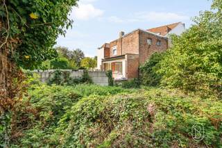 Te koop: Casco woning met leuke tuin in NéchinOp een gunstige ligging in Néchin, vlak bij verschillende voorzieningen en de Franse grens, bevindt zich deze woning van ca. 135 m². Een interessante eigendom voor wie de binnenafwerking volledig naar eigen smaak wil realiseren.Buiten beschikt de woning over een tuin, wat extra wooncomfort biedt. Houd er rekening mee dat er een recht van doorgang op het perceel van toepassing is.Meer info of een bezoek via sebastien@immobeguin.be.Te koop via Immo Beguin, jouw vastgoedexpert sinds 2009, met kantoren in Ronse, Waregem, Kortrijk, Deinze, Doornik, Lessines, Moeskroen en Nieuwpoort.