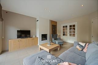 Voor meer info en foto’s, surf naar www.swevers.be – In een rustige, residentiële<br />buurt van Koersel vind je deze instapklare landelijke woning met een bewoonbare<br />oppervlakte van 296 m², verdeeld over drie volwaardige verdiepingen. De woning telt<br />vier ruime slaapkamers, twee badkamers, een bureauruimte en een grote leefruimte<br />met gashaard en zicht op de zuidgerichte tuin. De keuken van 24 m² is perfect<br />geïntegreerd en geeft eveneens uit op de tuin. Inpandige garage, handige berging en<br />ingebouwde vestiaires maken het plaatje compleet. Op de eerste verdieping is er o.a.<br />een master bedroom met dressing, drie kinderkamers met airco, een badkamer én<br />extra doucheruimte. De zolder (49 m²) biedt extra opslagruimte, net als de droge<br />kelder van 184 m². Gebouwd in 2007 en tuinaanleg, tuinberging, gashaard en<br />maatwerkkasten tussen 2010- 2019. Voorzien van 24 zonnepanelen, airco’s,<br />maatkasten en een volledig aangelegde, omheinde tuin op een perceel van 7a80.<br />Gelegen op wandelafstand van winkels, scholen en ontspanning, met vlotte<br />bereikbaarheid. Voor meer informatie, bel 011 255 155. Bron bewoonbare<br />oppervlakte: EPC – verslag.