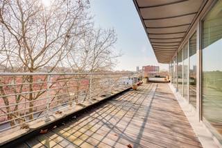 <p><span>Magnifique penthouse d'environ 147m²</span><span> (cfr EPC) avec </span><span>magnifique terrasse sur le toit d'environ 100m²</span><span> situé à l'entrée du </span><span>quartier vert !</span></p><p><span> </span></p><p><span> </span></p><p><span> </span></p><p><span>Grâce aux nombreuses fenêtres, ce loft est baigné </span><span>d'une oasis de lumière</span><span>. </span><span> Avec les </span><span>gares de</span><span>Zurenborg </span><span>et de </span><span>Berchem</span><span> accessibles à pied, vous êtes immédiatement proche de tout. Tous les bars, restaurants et lieux de vie branchés ne sont qu'à 5 minutes à pied. Et le </span><span>parc du Groen Kwartier</span><span> est votre propre jardin et terrasse.</span></p><p><span> </span></p><p><span>Disposition :</span></p><p><span>- rez-de-chaussée : hall d'entrée commun avec cage d'escalier et ascenseur</span></p><p><span>- le loft est situé au 2ème étage</span></p><p><span>- espace de vie spacieux et ensoleillé</span></p><p><span>- cuisine équipée ouverte avec tout le confort moderne </span></p><p><span>- chambre 1</span></p><p><span>- chambre 2</span></p><p><span>- salle de bain avec baignoire, toilette et lavabo dans le meuble</span></p><p><span> </span></p><p><span>Avantages</span></p><p><span>- situation privilégiée à Anvers</span></p><p><span>- loft lumineux avec de hauts plafonds</span></p><p><span>- rénové en 2014</span></p><p><span>- ePC favorable</span></p><p><span>- pas d'amiante</span></p><p><span>- électricité conforme</span></p><p><span>- Chauffage central individuel au gaz</span></p><p><span>- gratuit par acte notarié</span></p><p><span>- services publics séparés (eau, gaz et électricité)</span></p><p><span>- peu de frais fixes, le syndic est résident</span></p><p><span> </span></p><p><span>Vous êtes intéressé par cet appartement à vendre dans le quartier vert, vous cherchez un autre bien immobilier, un investissement ou vous voulez connaître la valeur de votre bien ? Alors BOLT immo est l'endroit idéal pour vous ! Nous nous ferons un plaisir de vous aider.</span><span> </span></p><p><span> </span></p>