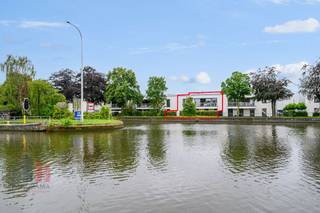 De woning met loods maakt deel uit van de bedrijvensite ’t Saspark te Wielsbeke.Vlot bereikbaar dankzij de ligging op amper +/- 3 km van de Gentseweg...