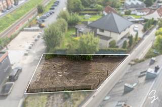 Te koop: Sompelplein Oudenaarde<br /><br />Mooie gelegen perceel met een totale oppervlakte van 270 m2.<br /><br />- Geen overstromingsgebied, A-label.<br />- Dichtbij de N8 en centrum Oudenaarde.<br /><br />Bijkomende info kan opgevraagd worden is beschikbaar op aanvraag bij Ruben Achtergaele via ruben@cornelis-goeman.be<br />Verdere afmeting in deze advertentie zijn informatief en niet bindend.