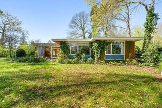 Unieke kans in de begeerde Rodenburgwijk te Marke.<br /><br />Op een royaal perceel van 2.376 m² bevindt zich deze te renoveren bungalowwoning van 354 m² met uitzonderlijk potentieel. Dankzij de zuidgerichte tuin geniet u de hele dag door van optimale lichtinval en een heerlijk open gevoel.<br />De eigendom biedt tal van mogelijkheden: renovatie naar eigen smaak of sloop en heropbouw aan 6% btw voor wie droomt van een gloednieuwe, energiezuinige woning op toplocatie.<br /><br />Rust, ruimte en absolute topligging — een buitenkans voor wie meteen wil investeren in zijn toekomst.<br /><br />Meer info of plan je bezoek via denis@immobeguin.be