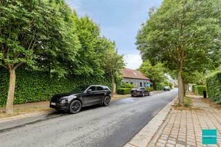 Spacieuse maison moderniste avec 3 (+1) chambres, jardin et carport dans un emplacement de CHOIX ! Cette maison lumineuse et pleine de caractère...