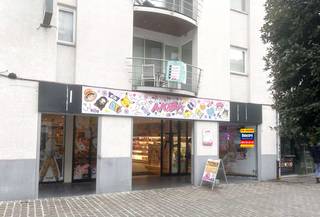 Instapklaar commercieel gelijkvloers te huur, gelegen in het volle centrum van de stad. De Grote Markt, parkeergelegenheid en doorgaand...