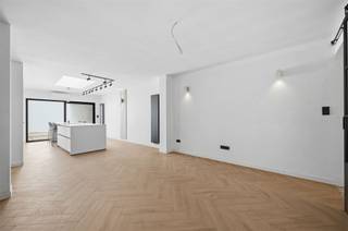 <p><span>In het hart van Muizen, midden in een zone 30, ligt deze vernieuwde rijwoning, met veel blauwe hardsteen aan de gevel, gecombineerd met een rood-zwarte alubekleding. U mag langsheen de straat parkeren zonder schijf. Door de goede EPC-score (91 kWh/m²/jaar en A-label) is dit huis klaar voor de toekomst: 5 zonnepanelen, condensatieketel op gas, plus dikke isolatielagen in vloer (12cm), gevels (12cm) en het nagelnieuwe dak (18cm). In de zwarte pvc-ramen zitten muggenramen. De nieuwe keramische tegels in de inkom passen bij de authentieke, geschilderde trap. In de leefruimte met hoge plafonds en open keuken, spotten we een stalen deur met glas, laminaat in visgraatmotief, videofoon en een airco met warmtepomptechnologie. De ruime keuken met grote koepel en kookeiland (4 zitplaatsen) beschikt over een kookplaat met geïntegreerde afzuiging, vaatwasser, espressomachine, koelkast en combi-oven. De buitenruimte, die ommuurd is, bestaat uit een betegeld terras en tuin. De badkamer is voorzien van zwart sanitair: hangtoilet, een lavabomeubel met LED-spiegel, acrylbad en inbouwdouche met regenfunctie. Let op de Tadelakt-pleister in badkamer en toilet. Van de 3 kamers, liggen er 2 onder dak, waarvan één met een grote dakkapel, wat zorgt voor een optimale plafondhoogte. Het station van Muizen ligt op 160 meter. De Mobiscore is met 8,7 op 10 zeer goed te noemen.</span></p>