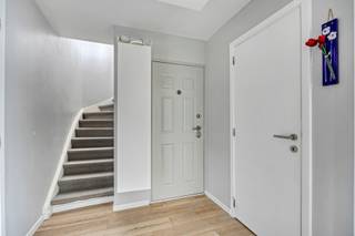 Ontdek deze ruime en lichtrijke duplex met maar liefst vier volwaardige slaapkamers, gelegen op een toplocatie in het centrum van Strombeek-Bever...