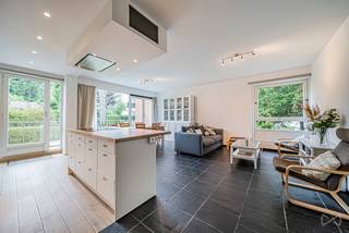 Information & viewings: 02 315 51 72<br />We Invest is offering this beautiful ±78 m² apartment with terrace, ideally located a stone's throw from the Sportcity sports centre and the Stockel district, in the ‘Au Bois’ neighbourhood. It comprises an entrance hall with separate WC and cupboards (with space for a washing machine and dryer), a hallway leading to two bedrooms of 13 m² and 6 m² and a shower room. The spacious 38 m² living room opens onto a fitted kitchen with a central island and gives access to a 6 m² terrace facing a green and well-maintained inner courtyard. The flat is in excellent condition, has an EPC rating of E and complies with electrical standards. Parking space available as an OPTION, not compulsory (€20,000). <br />Don't delay, come and view today!