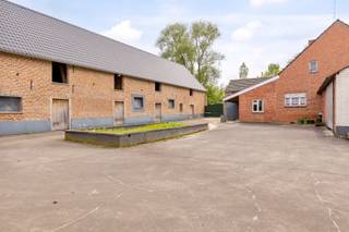 Te renoveren landgoed met zeer exclusieve ligging op een perceel van ca. 40 are. De hoeve is landelijk gelegen in agrarisch gebied rondom...