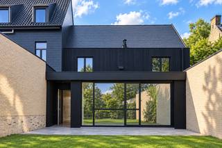 Compleet tot in de puntjes gerenoveerde, stijlvolle woning op een perceel van 490 m2 aan de dorpskern van Kaprijke.

Kaprijke combineert het beste van landelijk wonen met een aangename, levendige dorpssfeer. Te midden van het groene Meetjesland geniet je hier van rust, ruimte en prachtige fiets- en wandelroutes, terwijl winkels, horeca en dagelijkse voorzieningen vlot bereikbaar blijven. De gezellige dorpskernen van Kaprijke, het omliggende groen en de centrale ligging maken de gemeente aantrekkelijk voor wie comfortabel wil wonen met natuur en ontspanning vlakbij.

De woning werd intensief en vakkundig verbouwd en geniet van alle hedendaags comfort. Op het gelijkvloers is er een inkom, een gelijkvloerse multifunctionele kamer, een open, compleet uitgeruste keuken, een leefruimte, een berging, een badkamer, een inpandige garage met doorgang naar de tuin en een wasplaats. De woning geniet tevens van een ruime en droge kelder. Op de verdieping bevinden zich drie 2-persoonslaapkamers en een luxueuze badkamer. De overloop kan perfect dienen als extra bureel- of leesruimte. De technische ruimte voorziet de warmtepomp, de zonnepanelen en het ventilatiesysteem D met warmterecuperatie. Deze BEN-woning is compleet klaar voor de toekomst en bijgevolg heel energiezuinig.

Een ruim, zonnig terras sluit mooi aan bij de living en de tuin.

Wens je een bezoek aan deze knappe en zo goed als nieuwe woning?
Vraag een bezoek aan bij Vastgoed Unicum op het nummer 09 336 16 15 of stuur een e-mail naar info@vastgoedunicum.be
