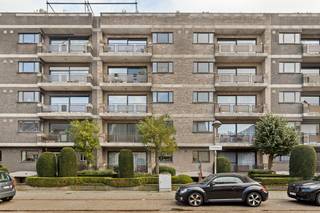 Zeer ruim appartement gelegen op de 4de verdieping met lift bestaande uit: inkomhal met apart toilet, grote living met toegang tot het balkon vooraan, keuken met aansluitend handige berging, 2 badkamers waarvan één reeds vernieuwd werd, 3 slaapkamers en ruim terras achteraan.<br />Onderaards is er een zeer grote en handige berging en een individuele garagebox met aansluitend nog een grote autostaanplaats! (inbegrepen in de prijs)<br />Dit appartement is centraal gelegen vlakbij winkels, openbaar vervoer, Te Boelaer Park, oprit Ring van Antwerpen, enz...<br /> 