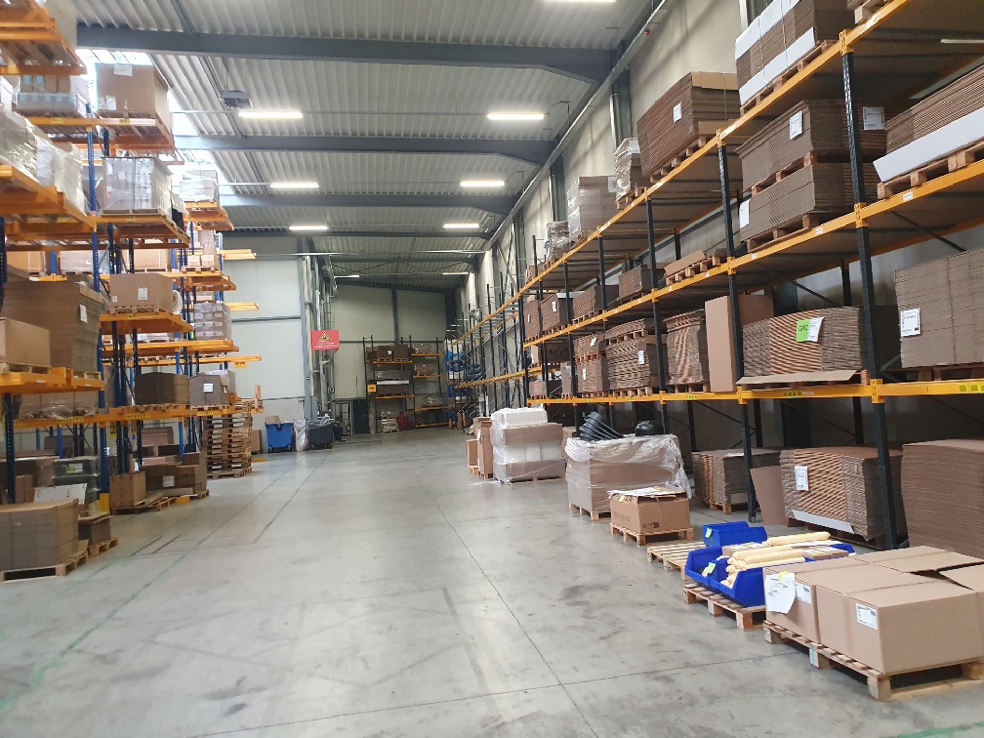 Bedrijfsgebouw met magazijnen 2.384m² en kantoren ca.766m² - foto 4