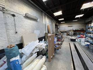 Magazijnruimte van 165 m².  Er is verlichting en regenwater voorzien.  Elektriciteitsverbruik 50 euro per maand.   Vrij vanaf 01/06/2026.  Voor...