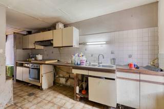 **RUIME WONING MET 4 SLAAPKAMERS, VERGUNDE LOODS EN TAL VAN MOGELIJKHEDEN!**<br /><br />Op zoek naar een woning met ruimte, potentieel én een uitstekende ligging? Dan is deze eigendom in Sint-Lievens-Houtem beslist een bezoek waard!<br /><br />Deze te renoveren woning bevindt zich in een rustige, doodlopende straat, vlak bij het centrum van Sint-Lievens-Houtem. Dankzij de strategische ligging tussen Gent en Brussel geniet je van een vlotte bereikbaarheid, gecombineerd met de rust van een aangename woonomgeving.<br /><br />De woning beschikt over **4 slaapkamers** en biedt volop mogelijkheden om ze volledig naar eigen smaak en hedendaagse woonnormen in te richten. Met een **EPC-label D** is er bovendien geen renovatieverplichting.<br /><br />Een absolute troef is het ruime perceel van maar liefst **1.230 m²**, met daarop een **vergunde loods van 140 m²**. Ideaal voor wie nood heeft aan extra opslagruimte, een atelier, ruimte voor hobby's of een combinatie van wonen en werken, mits naleving van de geldende voorschriften.<br /><br />**Waarom deze eigendom?**<br />- 4 slaapkamers<br />- EPC D – geen renovatieverplichting<br />- Perceel van 1.230 m²<br />- Vergunde loods van 140 m²<br />- Rustige, doodlopende straat<br />- Centrale ligging tussen Gent en Brussel<br />- Tal van renovatie- en inrichtingsmogelijkheden<br />contacteer Matthias 0478 32 77 70<br /><br />**Een eigendom met karakter, ruimte en toekomstpotentieel. Maak er jouw eigen verhaal van!**<br /><br />Contacteer ons voor een bezoek en ontdek zelf de mogelijkheden. Prijs is startprijs!