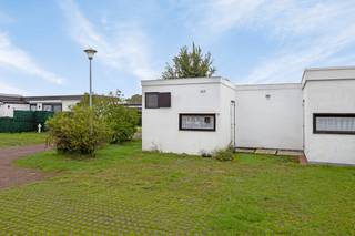 In het vakantiepark de Grote Zeemeeuwen, palend aan het natuurreservaat de Doornpanne, bevindt zich deze vakantiewoning.De tuin is zuidgericht waar...