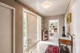 Deze ruime woning, gelegen aan Kuitenberg 29 te Lievegem, bevindt zich op een mooi perceel van maar liefst 1.150 m² en biedt met een bewoonbare oppervlakte van 217 m² heel wat ruimte en mogelijkheden.<br /><br />De woning werd gebouwd in 1976 en beschikt over een praktische en comfortabele indeling.<br /><br />U wordt verwelkomd in de inkomhal, die toegang biedt tot de ruime woonkamer, open bureauruimte en keuken. Verder beschikt de woning over een badkamer met ligbad en douche en drie volwaardige slaapkamers. De inpandige garage zorgt voor extra comfort en praktische bergruimte.<br /><br />Buiten geniet u van een ruim terras en een royaal perceel rondom de woning. Een aangename plek om in alle rust van de buitenruimte te genieten. Het aanwezige tuinhuis biedt bovendien extra opbergruimte voor tuinmateriaal, fietsen of andere benodigdheden.<br /><br />Troeven: ruim perceel van 1.150 m² – 217 m² woonoppervlakte – 3 slaapkamers – inpandige garage – tuinhuis - ruim terras.