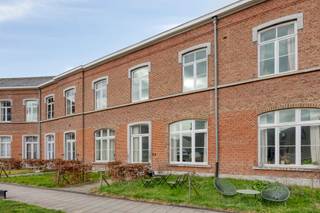 <strong>Gerenoveerde woning (2019) in een authentiek gebouw met karakter, gelegen in het centrum van Tienen, met onder meer tal van behouden authentieke elementen, twee slaapkamers en een gezellig voortuintje met oostoriëntatie.</strong><br /><br />De woning bestaat uit een aangename woonkamer met open keuken en veel lichtinval, een wasplaats, vestiaire en toilet. De eerste verdieping is bereikbaar via een draaitrap, die uitkomt in de nachthal. Verder bevinden zich hier twee slaapkamers en een badkamer.<br /><br />Aan de voorzijde van de woning bevindt zich een gezellige stadstuin met oostoriëntatie.<br /><br />De woning geniet bovendien van een uitstekende verkeerstechnische ligging in het centrum van Tienen. De E40, het station, openbaar vervoer, restaurants, scholen en tal van andere voorzieningen bevinden zich in de onmiddellijke nabijheid.<br /><br />Interesse? Mail naar laurens@immogve.be of bel naar 0496 07 89 48.