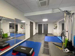 Op een commerciële en goed bereikbare ligging nabij het centrum van Zwijnaarde bevindt zich deze smaakvol gerenoveerde kantoor- of praktijkruimte met een oppervlakte van ca. 78 m².<br />Het gaat over het rechtse gedeelte van de eigendom.<br /><br />Het pand omvat een ruime, open werkruimte met veel natuurlijke lichtinval en een ingerichte keuken achteraan. <br />Daarnaast is er een afzonderlijk toilet met lavabo en douche.<br /><br />Verder beschikt het pand over twee aparte kamers, elk voorzien van ventilatie en individuele verwarming/koeling. Dankzij de aanwezige warmtepomp kan de ruimte efficiënt worden verwarmd en gekoeld.<br /><br />De kwalitatieve renovatie en verzorgde afwerking zorgen voor een moderne en professionele uitstraling. Door de goede zichtbaarheid en vlotte bereikbaarheid leent het pand zich uitstekend voor gebruik als kantoor, praktijkruimte of vrij beroep.<br /><br />Extra troeven: lage algemene kosten en afzonderlijke meters.<br /><br />Bezoek mogelijk via Arcade Vastgoed - 0473 68 22 47.