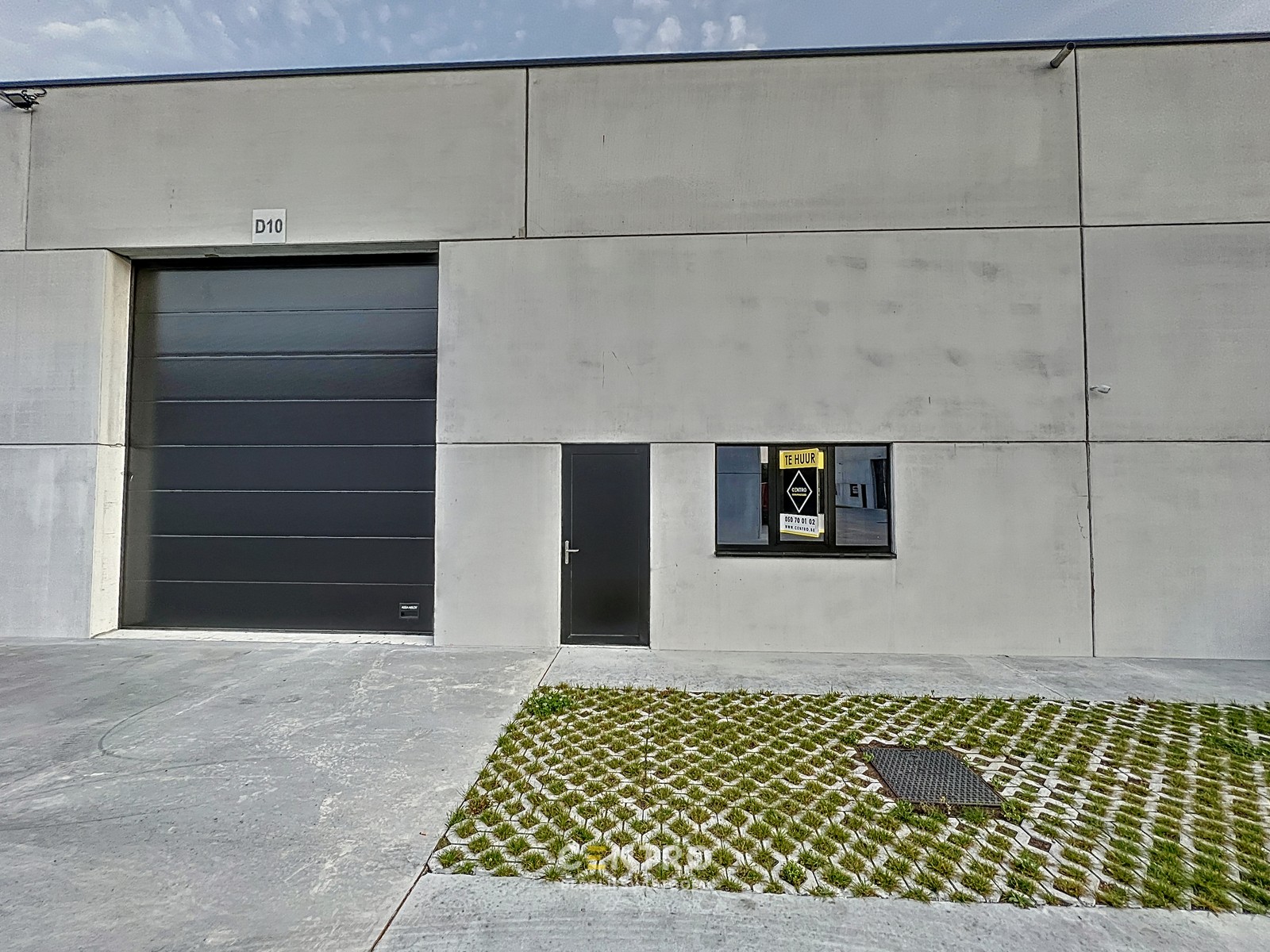 NB MAGAZIJN (312m2), voorzien van sectionaalpoort, deur, raam (voor kantoor) en 2 private parkeerplaatsen op industriezone te Waregem. - photo 2