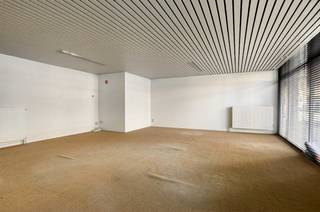 Bent u op zoek naar een praktisch en instapklaar kantoor of handelspand op een toplocatie in Zwevegem? Dit instapklare pand van ca. 90m² in het hart van Zwevegem biedt de perfecte basis voor uw professionele activiteit. Dankzij de strategische ligging in de Ommegangstraat geniet u hier van een uitstekende visibiliteit en een vlotte bereikbaarheid.<br /><br />Eigenschappen: <br />- Commerciële ruimte van ca. 90 m²<br />- Indeling: 2 aparte ruimtes<br />- Voorzieningen: kitchenette, apart toilet, kelderberging.<br /><br />Op zoek naar bedrijfsvastgoed bestaande uit een handelsruimte/kantoorruimte met goede zichtbaarheid en bereikbaarheid? Aarzel dan niet om ons te contacteren op het nummer 056 21 11 11.<br /><br />Bestuursmaatregelen in het maatregelenregister: nee