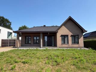 Op een toplocatie, vlak bij het prachtige natuurgebied <strong>De Wijers</strong> in Zonhoven, bevindt zich deze ruime gelijkvloerse woning met 3 slaapkamers op een perceel van <strong>13a 83ca</strong>.<br />Hier geniet u van rust en groen, gecombineerd met een vlotte bereikbaarheid.<br /><br /><strong>Adres: Zonhoven, Wijvestraat 112.</strong><br /><br />Indeling: inkomhal, ruime leefruimte, volledig geïnstalleerde (recente) keuken, berging/wasplaats.<br />Nachtgedeelte: 3 slaapkamers en centrale badkamer met ligbad en lavabo.<br /><br />Verder beschikt de woning over een zolder, kruipkelder en losstaande garage met automatische poort.<br /><br />Troeven:<br />- groot perceel<br />- rustige omgeving met centrale bereikbaarheid<br />- vernieuwd dak<br />- recente, volledig uitgeruste keuken<br />- gelijkvloers wonen met veel potentieel<br />- vrijstaande garage met automatische poort<br /><br />Bijzondere informatieplicht:<br />Vergunning uitgereikt-Woongebied met landelijk karakter-Geen verkavelingsvergunning-Geen voorkooprecht-Geen rechterlijke herstelmaatregel of bestuurlijke maatregel opgelegd<br /><br />Voor meer informatie of een vrijblijvend bezoek bel Jens op 0499105011 of stuur een mailtje naar info@sbcvastgoed.be<br /> 