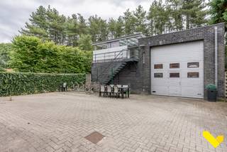 Ruime hal voorzien van hoge automatische poort.Ruime hal met een bruikbare oppervlakte van 104m² voorzien van hoge automatische poort en plateau voor...