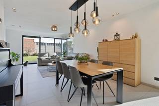 BEN-woning gelegen op een rustige locatie met 4 slaapkamers …<br /><br />Welkom in deze uitzonderlijke halfopen woning waar luxe, comfort en vooruitstrevende technologie naadloos samenkomen. Gelegen op een uitstekende locatie vlakbij winkels, scholen en openbaar vervoer geniet u hier van een perfecte combinatie tussen rust en bereikbaarheid. Reeds bij aankomst valt de verzorgde architectuur en hoogwaardige afwerking meteen op. De oprit biedt plaats aan twee wagens en leidt naar een stijlvolle inkomhal met gastentoilet en vestiairekast. Via een glazen deur met zwart stalen frame betreden we de lichtrijke leefruimte, waar grote raampartijen en een indrukwekkend hoekraam zorgen voor een overvloed aan natuurlijk licht. De gezellige zithoek en ruime eethoek bieden beide een prachtig zicht op de aangelegde tuin en creëren een open, warme sfeer.<br />De open designkeuken aan de voorzijde vormt het hart van de woning en is uitgerust met een elegant eiland en hoogwaardige toestellen, waaronder een Aqualex-kraan, grote combi-oven, inductiekookplaat, vaatwasser, ruime koelkast en een ingebouwde koffiemachine. Aansluitend bevindt zich een praktische berging met warmtepomp en waterontharder. Op de eerste verdieping vinden we een ruime master bedroom met vaste wandkast, twee volwaardige kinderkamers, een apart toilet en een afzonderlijke wasberging. De stijlvolle badkamer is uitgerust met een lavabo, een royale inloopdouche en bijzonder veel kastruimte. Via een vaste trap bereiken we de ingerichte zolderverdieping die momenteel dienstdoet als ontspanningsruimte, met daarnaast een aparte technische berging.<br />Ook op energetisch vlak scoort deze woning uitzonderlijk sterk. De 31 zonnepanelen leveren samen 11,15 kWp aan vermogen en worden ondersteund door drie thuisbatterijen van elk 5,8 kWh, goed voor een totale opslagcapaciteit van 17,4 kWh. In combinatie met de warmtepomp, vloerverwarming en -koeling (op alle verdiepingen), ventilatiesysteem D, laadpaal met driefasige elektriciteit en het Qbus-domoticasysteem woont u hier volledig future-proof. De zuidoostgerichte tuin is smaakvol aangelegd en voorzien van een ruim terras, loungehoek en een grote afzelia tuinberging met rechtstreekse toegang naar de straat. Met een EPC A+ en vrijstelling van onroerende voorheffing tot 2031 is dit niet alleen een prachtige, maar ook een bijzonder slimme investering. <br />Deze woning biedt een zeldzame combinatie van esthetiek, ruimte, technologie en energiezuinigheid — een unieke kans voor wie zonder zorgen wil verhuizen naar een toekomstgerichte thuis. Een parel om te bezoeken!