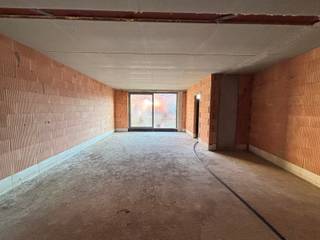 <p><strong>Te koop: Casco woning 2 met veel potentieel – aan 6% btw</strong><br />Woning 2 maakt deel uit van een <strong>kleinschalig woonproject met meerdere woningen</strong>, opgevat als een aangename <strong>woongemeenschap</strong>. Dit biedt extra voordelen zoals <strong>meer veiligheid</strong>, een rustige woonomgeving en een sterk buurtgevoel.</p>
<p>De casco woning vormt een uitstekende basis om volledig naar eigen smaak af te werken en beschikt over <strong>2 slaapkamers</strong>, een <strong>badkamer</strong>, een <strong>keuken</strong> en een <strong>open leefruimte</strong> die zorgt voor een ruimtelijk en licht gevoel. Daarnaast zijn er <strong>parkeergelegenheden</strong> voorzien, wat extra comfort en gemak biedt.</p>
<p><strong>Verkoop aan 6% btw (onder voorwaarden).</strong><br />Interesse? Neem gerust contact op voor meer informatie of een bezoek.</p>