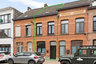 Deze instapklare woning is gunstig gelegen nabij belangrijke invalswegen en openbaar vervoer.Men betreedt de woning via de inkomhal, die leidt naar...