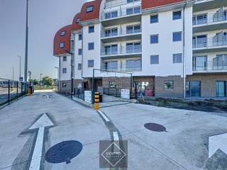 Verhuurde parkeerplaatsen onder het Ibis-hotel te Zeebrugge!<br /><br /><u><strong>Bijzonderheden:</strong></u><br />- Bij aankoop geniet u van interessante voorwaarden indien u en/of uw bedrijf gebruik wensen te maken van de faciliteiten van ibis-Zeebrugge.<br />- De parkeerplaatsen zijn allebei verhuurd.<br />- Erfpacht, geen volle eigendom.<br /><br />Wenst u verdere concrete info? Aarzel dan zeker niet om ons te contacteren: info@centro.be - 050/70.01.02.