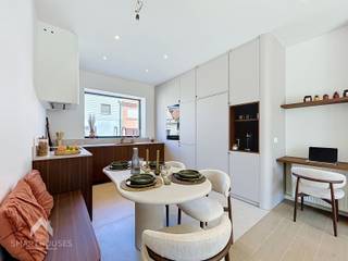 <p>Energiezuinige woning die tot in de puntjes werd gerenoveerd bestaande uit een inkomhal met ingemaakte vestiaire, volledig uitgeruste keuken met de nieuwste snufjes, gezellige zithoek met tv-wand en bureauhoek, praktische was/bergplaats, afzonderlijk toilet, prachtige badkamer (inloopdouche en dubbele wastafel), bergzoldertje en een private zuid gerichte tuin met oprit en terras. Op het verdiep is een nachthal met ingemaakte kasten, afzonderlijk toilet en 2 volwaardige slaapkamers. Pareltje!</p>
<p></p>
<p>Extra troeven:</p>
<ul>
<li>Energiezuinig</li>
<li>Conforme keuring elektriciteit</li>
<li>Veel maatwerk van het hoogste niveau met allerlei snufjes</li>
<li>Vlotte verbinding naar scholen, winkels, openbaar vervoer en belangrijke in-en uitvalswegen</li>
<li>Volledig geschilderd</li>
<li>Één uit de duizenden!</li>
</ul>
<p></p>
<p>Deze woning is te koop ZONDER makelaar via het concept van Smart Houses! Wenst u verdere inlichtingen of bezoek? Contacteer rechtstreeks de eigenaar via <span>+32479464060</span></p>