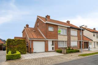 Deze goed onderhouden halfopen gezinswoning met vier slaapkamers, garage en westgerichte tuin is ideaal voor wie op zoek is naar een ruime en...