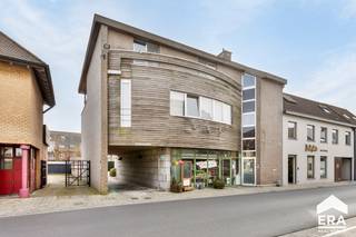 <p>Op zoek naar een instapklaar handelspand gelegen op een strategische locatie in hartje Jabbeke? Dit voormalig bankkantoor werd bij aankoop stevig onder handen genomen waardoor de nieuwe huurder snel zijn intrek kan nemen op zijn/haar activiteit op te starten. Met een totale oppervlakte van 329 m² heeft dit handelspand heel wat potentieel voor elke ondernemer (niet geschikt voor horeca).</p><p>Indeling:</p><p>Kelderverdieping (77 m²) bestaande uit:</p><ul><li>Vroegere kluis, vandaag gebruikt als bergruimte. Kan gebruikt worden als stil bureau (geluidsstil en geen bereik)</li><li>Bergingsruimte 2 met aansluitingen verwarming</li><li>Bergingsruimte 3 met aparte toegang stooklokaal</li><li>Alle ruimtes voorzien van brandwerende deuren</li></ul><p>Gelijkvloers (210 m²) bestaande uit:</p><ul><li>Winkelruimte vooraan, ramen in kogelwerend glas</li><li>Aparte ruimte met toilet</li><li>Trappenhal</li><li>Polyvalente ruimte voor diverse doeleinden, ramen werden hier vervangen door hoogrendementsbeglazing</li><li>Aparte zij ingang naar polyvalentie ruimte met cijferslot </li><li>Bureauruimte</li></ul><p>Eerste verdieping (36 m²)</p><ul><li>Vernieuwde keuken</li><li>Gescheiden toiletten (man/vrouw) met lavabo</li></ul><p>Troeven:</p><ul><li>Centrale ligging in de vernieuwde Dorpsstraat</li><li>Aantrekkelijke afwerking</li><li>Mooie EPC score, zeker na vervanging van de ramen door hoogrendementsbeglazing (EPC waarde dateert nog voor vervanging ramen)</li><li>Vlot bereikbaar via openbaar vervoer</li><li>Op 2 km van op- en afrittencomplex E40</li><li>Exclusief privatief gebruik van de achtergelegen parkingruimte (5 plaatsen!)</li><li>Verwarming via gasketel of lucht-lucht warmtepomp</li><li>Conforme elektriciteit</li></ul><p>Contacteer ons kantoor voor meer info over dit handelspand.</p>