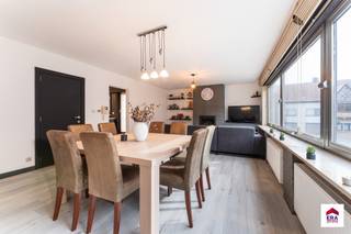 Instapklaar en vernieuwd appartement met 3 slaapkamers en 2 terrassen in hartje Wakken! Op zoek naar een ideale investering of een ruim, gerenoveerd...