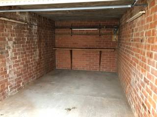 Garage gelegen in een complex tussen de Ramstraat en de Zonstraat te Lier.Thans 2 garages beschikbaar: B7 en C16Jaarlijkse huurprijs voor één garage...