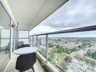 Tel: 0493 06 24 16 Email: clara.jacquy@weinvest.be<br /><br />We Invest biedt u exclusief deze gemeubelde studio van 30 m² aan, gelegen op de bovenste verdieping van een gebouw met 25 verdiepingen en met een uitzonderlijk panoramisch uitzicht over Brussel.<br /><br />Dankzij de hoge ligging geniet de studio van veel natuurlijk licht en een vrij uitzicht, nog versterkt door de ligging op de bovenste verdieping. Een balkon dat langs de woonkamer en keuken loopt, laat u bovendien optimaal genieten van dit uitzicht.<br /><br />De studio bestaat uit een inkomhal met bergruimte, een ruime en lichtrijke leefruimte, een volledig uitgeruste keuken, een slaaphoek, een douchekamer en een afzonderlijk toilet.<br /><br />Het gebouw beschikt over een lift.<br /><br />De ligging is bijzonder praktisch, met tal van openbaarvervoermogelijkheden (tram, bus en metro) en winkels in de nabije omgeving.<br /><br />Vanuit de buurt bereikt u ook gemakkelijk de Heizelvlakte, met onder andere het Atomium, het Park van Laken, het Ossegempark en Kinepolis.<br /><br />Provisie voor de gemeenschappelijke kosten: € 100/maand (onderhoud van de gemeenschappelijke delen en provisies voor warm en koud water en verwarming)<br />EPB: D<br /><br />Ontdek meer exclusieve panden op www.weinvest.be!