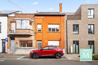 <p><span>Centraal gelegen woning met 3 slaapkamers en zonnige tuin</span></p><p><span>Deze charmante woning combineert een rustige ligging met een centrale locatie, vlakbij winkels, scholen, het centrum en belangrijke invalswegen.</span></p><p><span>Via de inkomhal, met toegang tot de kelder, komt u in de lichtrijke woon- en eetkamer met open leefkeuken. De keuken is praktisch ingericht en voorzien van een dampkap, dubbele spoelbak en kookplaten, met aansluitingen voor een wasmachine, droogkast en vaatwasser. Aansluitend bevindt zich een apart toilet. Vanuit de leefruimte heeft u rechtstreeks toegang tot het terras en de zonnige tuin met handige berging.</span></p><p><span>Op de tussenverdieping vindt u de badkamer, uitgerust met een ligbad, bidet, toilet en wastafel.</span></p><p><span>De eerste verdieping beschikt over twee zeer ruime slaapkamers. Op de tweede verdieping bevindt zich nog een grote slaapkamer en een extra kamer, die toegang geeft tot de zolder via een luik met uitschuifbare trap.</span></p><p><span>Kortom, een praktische en ruime woning met veel potentieel, ideaal voor wie rustig wil wonen op een centrale ligging.</span></p><p><span> </span></p><p><span>Wilt u graag eens een bezoekje brengen? Contacteer ons dan snel via 015/20.20.82 of <span>info@demakelaardij.be</span></span><span>!</span></p>