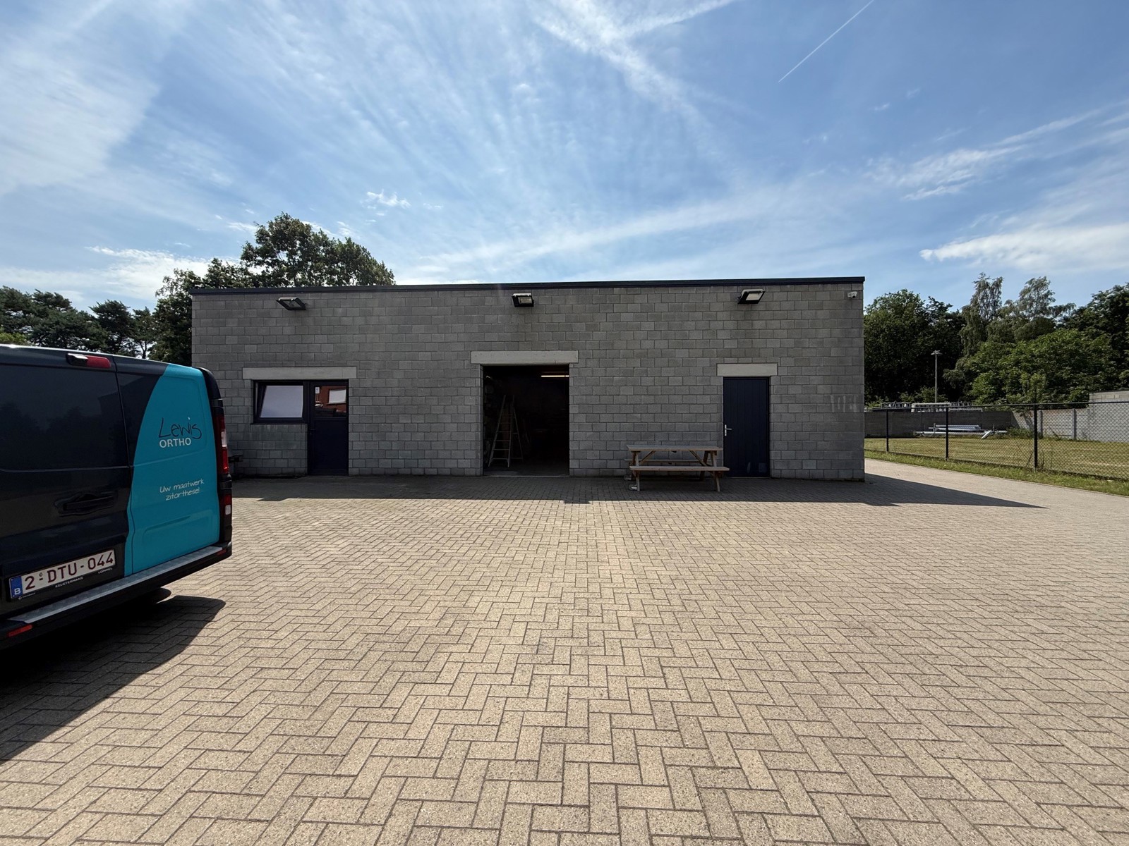 Veelzijdig commercieel pand van 422 m² en werkhuis van 200 m² met 7 parkeerplaatsen. - foto 4
